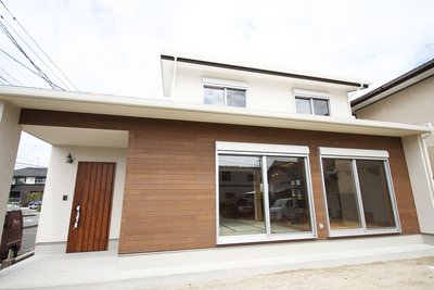 木調のブラウンがアクセントになった外観