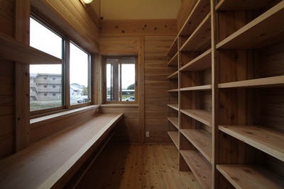 玄関の横の書斎。リビングからみるとちょうど壁の向こう側