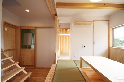 小上り和室と囲炉裏部屋は引き戸を開け放しておけば、一緒の空間として使えます 小上り和室と囲炉裏部屋は引き戸を開け放しておけば、一緒の空間として使えます