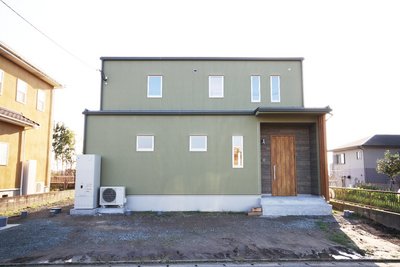 玄関は木目調のドアに。グリーンの外壁と相性があいます。 玄関は木目調のドアに。グリーンの外壁と相性があいます。