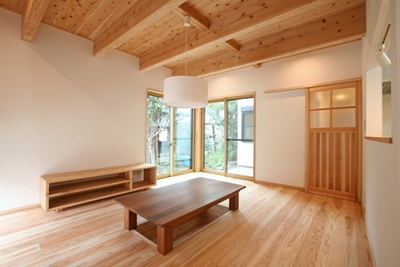 玄関から入るとすぐに広がるリビングダイニング。小さな中庭が見えて明るい。家族が集まる空間にはゆったりと過ごせる堀ごたつを設置。