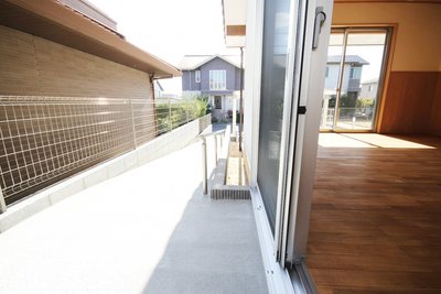 おばあちゃんの部屋から外へ続く通路はスロープにし、外出も安心です