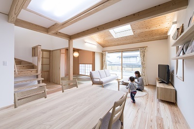 北向きのリビングは大きなトップライトを設けたことで昼間は照明なしでも十分な明るさを確保。