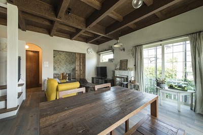 正面、掃出し窓の外にはパーゴラをつくり、将来、庭につながる小道には“緑のトンネル”ができる予定。
リビング奥の部屋は個性的な洋室で、リビングの一部として、あるいは、ご主人の書斎、家族のPCスペース、客間として……。