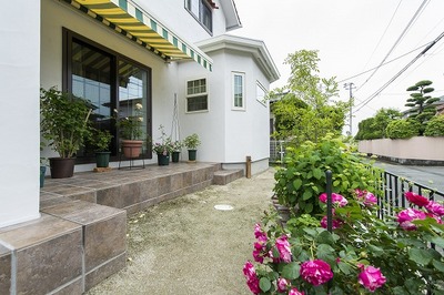 奥様が大好きなバラは家の中からも、道路からも観えるところに配置。駐車場は既存の堀車庫が北側にありますから、玄関横の車庫スペースはガーデンの一部として人の目を楽しませています。将来的には車庫スペースはバラのアーチで彩られることでしょう。