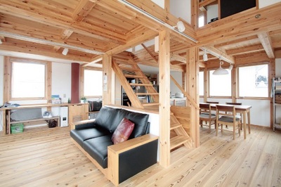 木目を立体的に浮き立たせた浮造り仕上げが素足に心地よい質感が魅力。