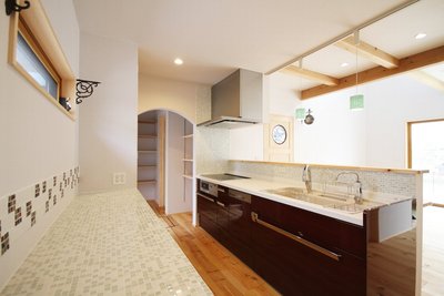 キッチン後ろの造作棚とコンロ廻りは同じデザインのタイル貼りです