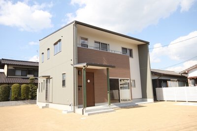 シンプルな箱型ながらも、カラーで個性をだした外観に仕上がりました。 シンプルな箱型ながらも、カラーで個性をだした外観に仕上がりました。