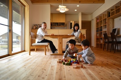 床も天井も無垢の杉材で木に囲まれているような安心感。 床も天井も無垢の杉材で木に囲まれているような安心感。