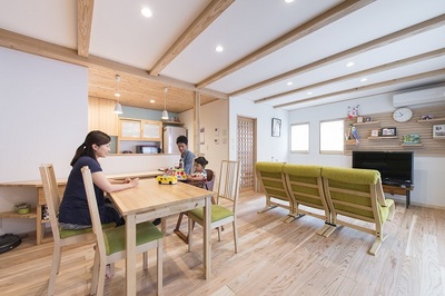 ＬＤＫはキッチンの水色のクロスとソファーやダイニングテーブルの椅子のグリーンが爽やかなコーディネートに。