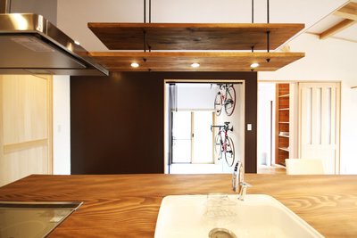 正面の壁は黒板塗料を塗って仕上げました