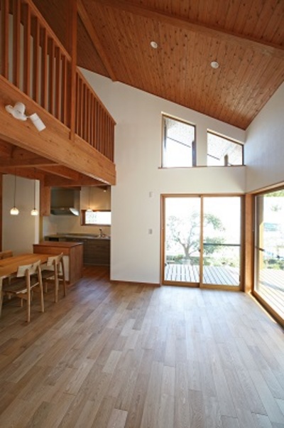 玄関を入るとすぐに大屋根を活かした勾配天井が開放的なリビングが広がります。