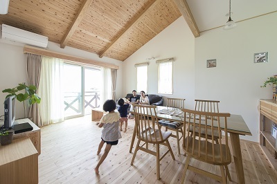 勾配のある天井や床など、小国杉の強さと美しさが随所に息づく広々としたリビング。リビングの一面を調湿・消臭機能に長けた珪藻土。淡いピンクの塗壁に。 勾配のある天井や床など、小国杉の強さと美しさが随所に息づく広々としたリビング。リビングの一面を調湿・消臭機能に長けた珪藻土。淡いピンクの塗壁に。