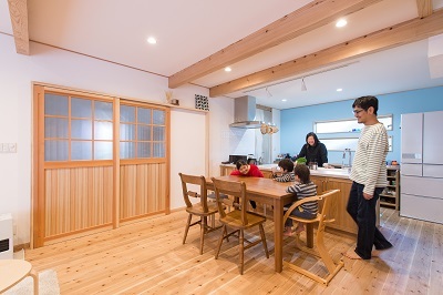小国杉と珪藻土を用いたゆとりのＬＤＫ。子供たちの気配がわかるように対面式のオープンキッチン。
奥さまの希望でミーレの食洗機やアリエッタのレンジフードを採用。
