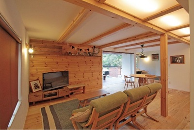 床と壁面の一部をパインの無垢材で設えたリビングダイニング。エアコンも無垢板で目隠しし、木のぬくもり溢れる温かな空間に。