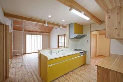 心弾ませ楽しい気分にさせてくれる黄色いキッチン。