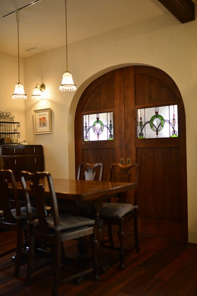 奥さまお気に入りのステンドグラスをはめ込みつつ、フレームはアーチ型に仕上げました。