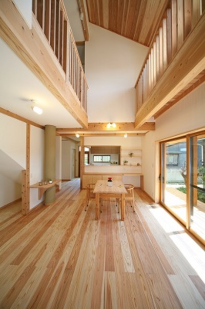 足を踏み入れた瞬間、開放感たっぷりの吹抜けと奥行きのあるＬＤＫ。大きな窓から太陽の優しい光が差し込みます。