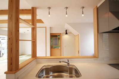 キッチンからよくみえる正面の壁は、マグネットクロスを設置。家族のスケジュールはここで管理できます