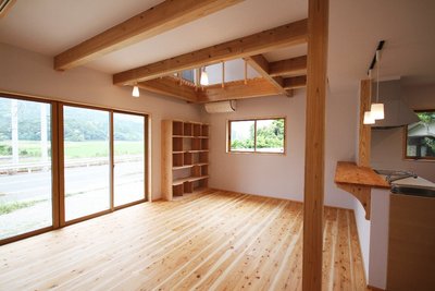 広い開口部を設け、圧倒的な開放感を実現したリビング 広い開口部を設け、圧倒的な開放感を実現したリビング