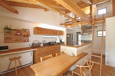 キッチンから１階の空間全体を見渡せるよう設計。庭へのアプローチや勝手口への動線など主婦目線で考えられている。