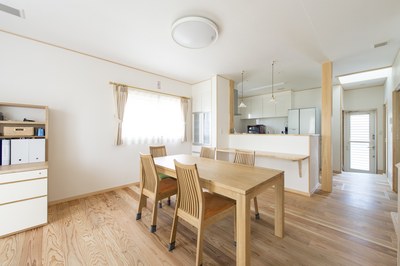 人気のペニンシュラキッチンで調理中も家族とのコミュニケーションが可能。