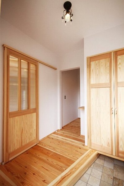 玄関横は広い収納スペースを確保。 季節の物や趣味の物までたっぷりと収納できます。