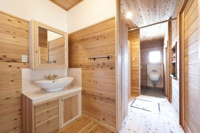 家事動線を意識した洗面所。洗面台もかわいらしい陶器でオリジナルです。