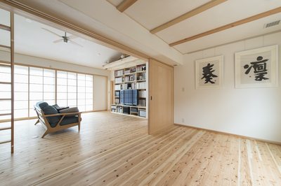 引き戸を開けるとリビングと一体となる子供部屋。