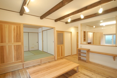 ダクトレールを用いたスポットライトによる照明を施したリビング。キッチンのカウンターからダイニングと和室が見渡せます。