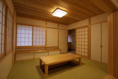 無垢杉板貼りの天井がアクセントの和室。地袋天板の素材にもこだわりました。