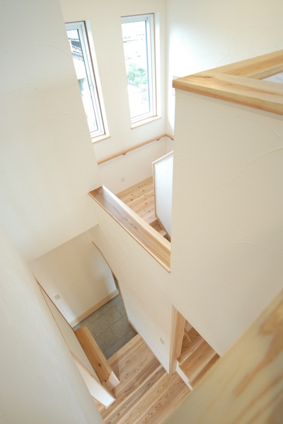 明るい玄関の吹抜けと階段。