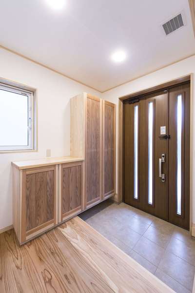 明るい光が差し込む玄関。