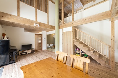 リビングの天井高は最大7ｍ。ダイナミックな吹き抜けでも、ＯＭソーラーのおかげで夏は涼しく、冬はあたたかい。