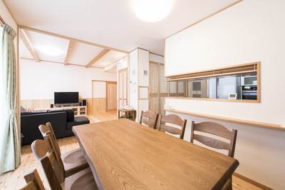 対面キッチンでダイニングにいる家族ともコミュニケーションが取れます。