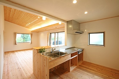 収納上手な奥さまはあえて造作のキッチンを選ばれ、アレンジが自由にできるようにフルオープン。