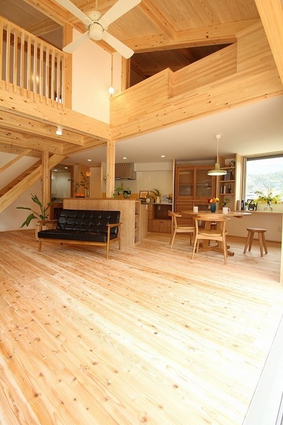 高さのある勾配天井が実際の面積以上の広がりを感じさせ、のびやかな空間に。