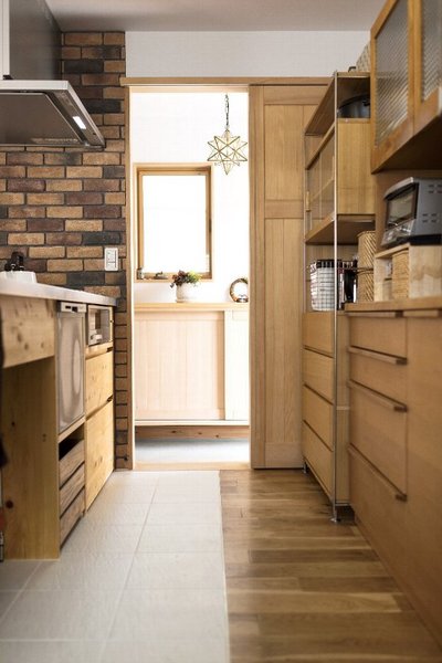 キッチンの向こう側は玄関に繋がる動線。買い物から帰ったら、食品類もすぐにキッチンに運べます。