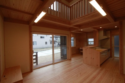 広々としたリビング。その奥にはダイニングコーナー