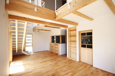 スケルトン階段は、この空間の主役でありながらも、光も届き空気も回る、空間を遮らない存在です スケルトン階段は、この空間の主役でありながらも、光も届き空気も回る、空間を遮らない存在です