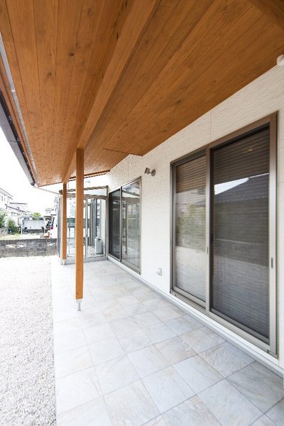 深い軒の出が室内への直射日光をガード 深い軒の出が室内への直射日光をガード