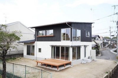 外壁は上下で貼り分けると、広がりや安定感を感じさせることができます。