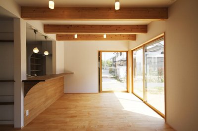 キッチン前にはカウンターを設置。 キッチン前にはカウンターを設置。