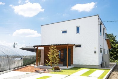 青い空と緑の芝生に映える白い壁 青い空と緑の芝生に映える白い壁