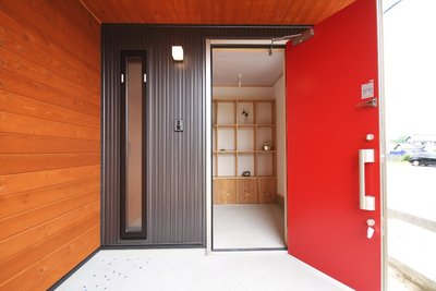 玄関ドアは赤をセレクト。個性的なカラーコーディネートが目を惹きます。