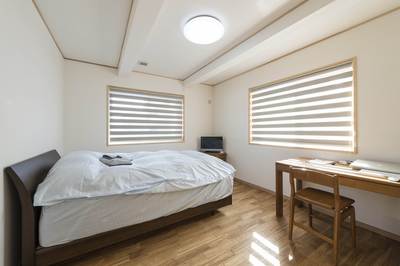 自然な光が差し込む寝室兼書斎。