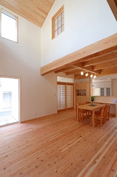 リビングの一部には大きな吹き抜けがあり、小国杉の太鼓梁がアクセントに。