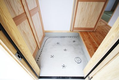 玄関土間はご家族で石入れをされ、家族みんなの思い出のある家づくりになりました