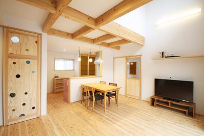 ＬＤＫ。カラフルな色ガラスの造作建具が無垢材たっぷりの空間に映えます。