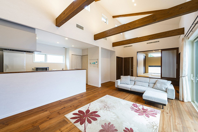 リビング
部屋をつなぐリビングは勾配天井にし梁を見せています。